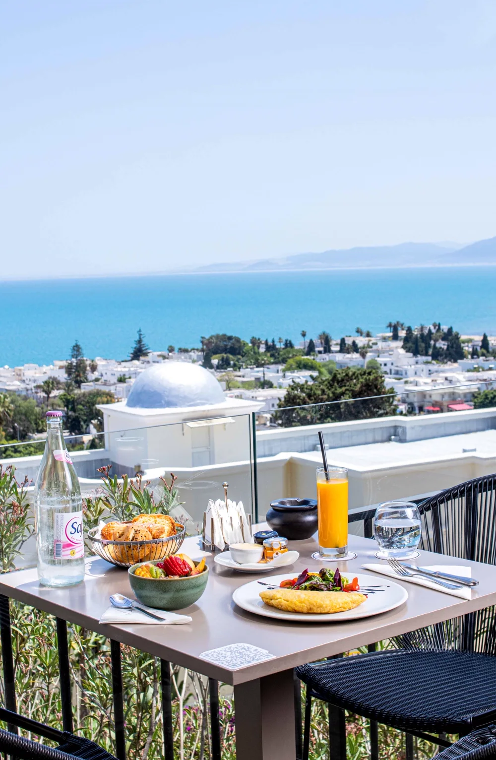 A table facing the horizon, the sea stretching as far as the eye can see