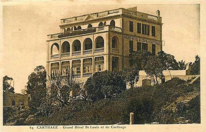 Old postcard of the Grand Hôtel Saint-Louis et de Carthage, around 1897: a building of stacked arcades crowning the hill, long since vanished.