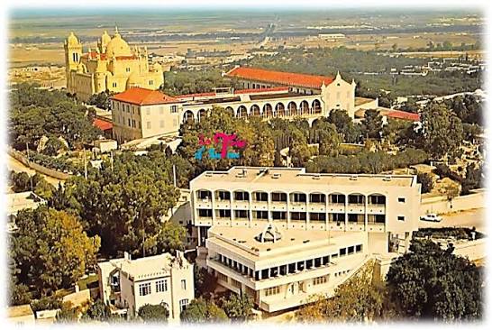 Aerial view of the hotel in the 1960s, at the foot of the Saint-Louis cathedral of Carthage and the national museum.